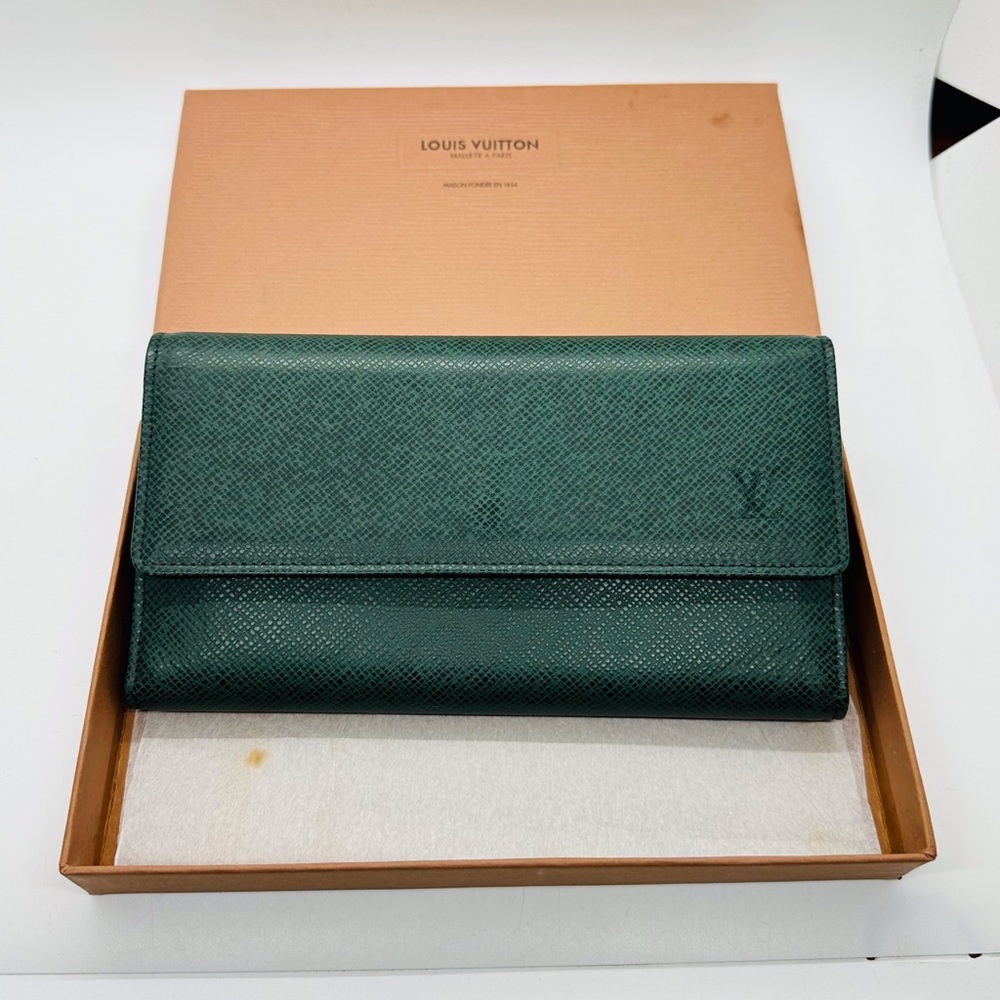 Louis Vuitton Long Taiga Tri fold Wallet
